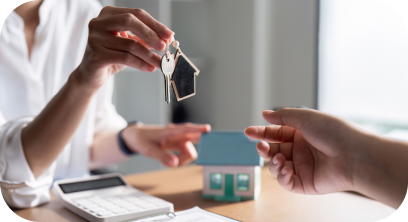 Personne tenant des clés